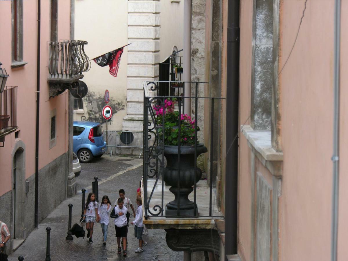 Palazzo Salini - Appartamento Familiare Sulmona Habitación foto